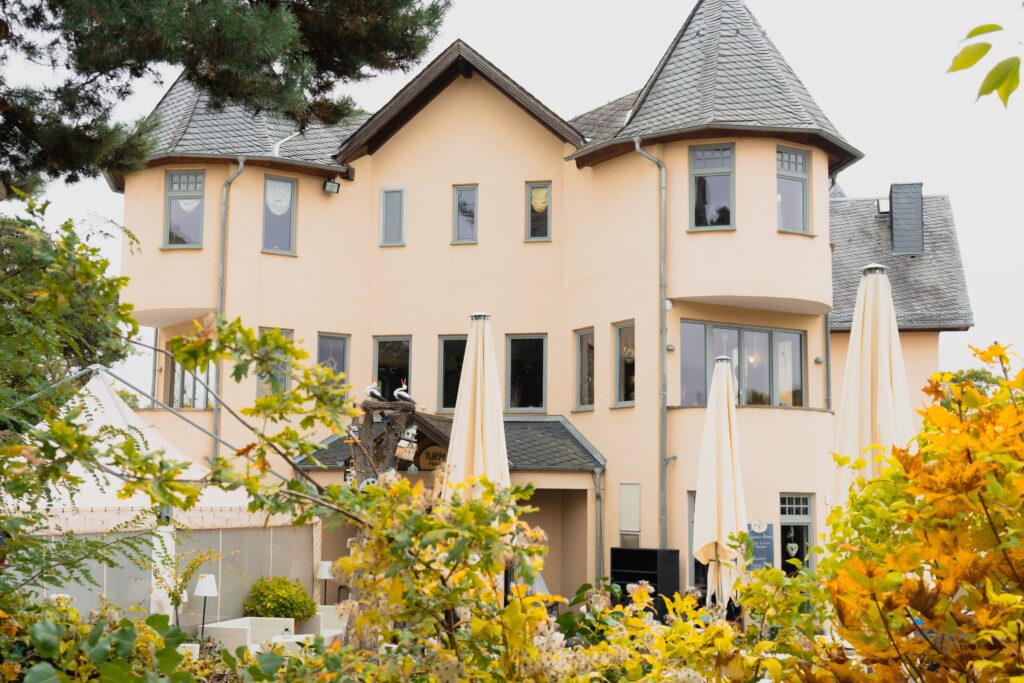 Außenansicht des Restaurants Turm Mainz – beliebte Eventlocation im Lennebergwald bei Mainz