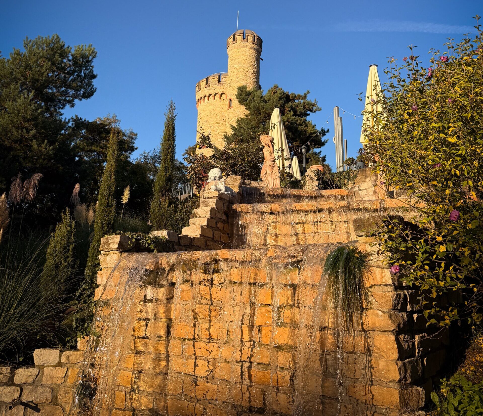 Großer Wasserfall an der Außenanlage des Turm Mainz im idyllischen Lennebergwald