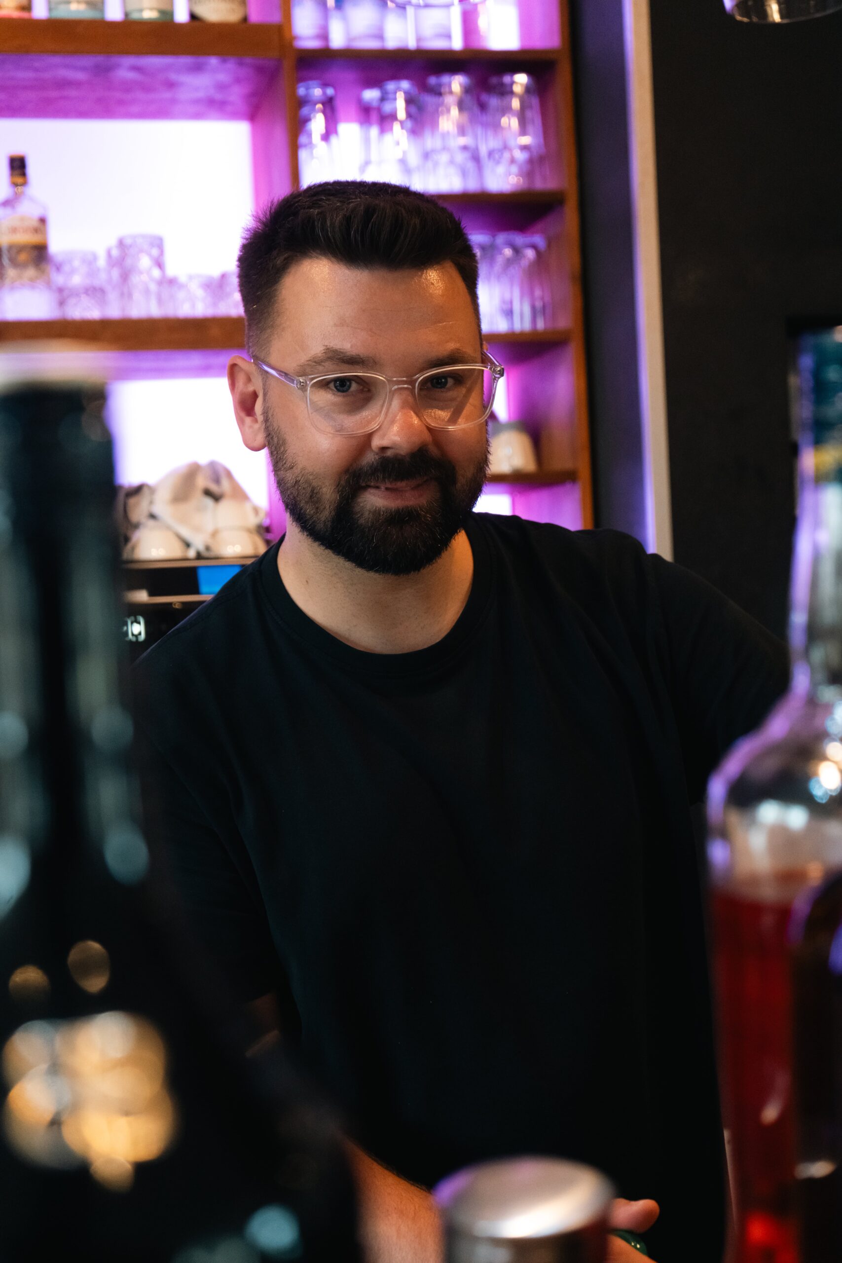 Barkeeper des Turm Mainz bei der Zubereitung von Cocktails in der Eventlocation Mainz