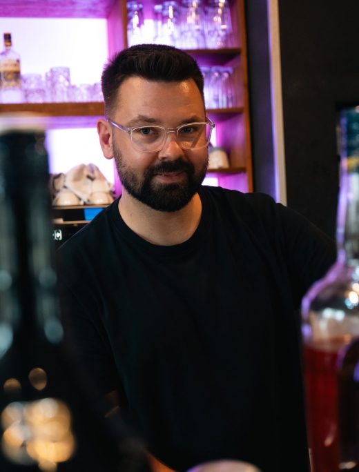 Barkeeper im Turm Mainz Barkeeper des Turm Mainz bei der Zubereitung von Cocktails in der Eventlocation Mainz